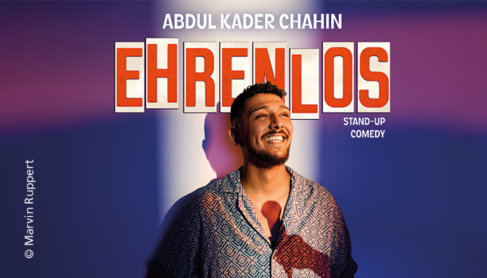 Der Comedian Abdul Kader Chahin lachend im Profil. Anstelle eines Mikrofons in seiner Hand sieht man einen Schatten von beidem.